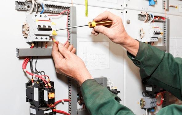 Empresa deve indenizar eletricista por danos a projeto de vida
