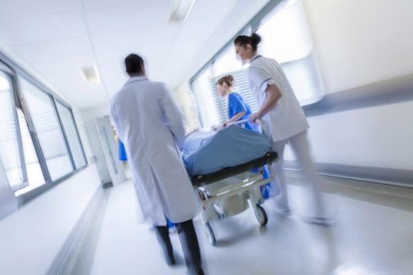 Hospitais Usam Médicos e Enfermeiros Curados de Covid-19 para Procedimentos com Maior Risco de Infecção
