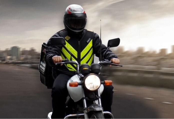 Vendedor motociclista deixa de receber adicional de periculosidade após suspensão de portaria