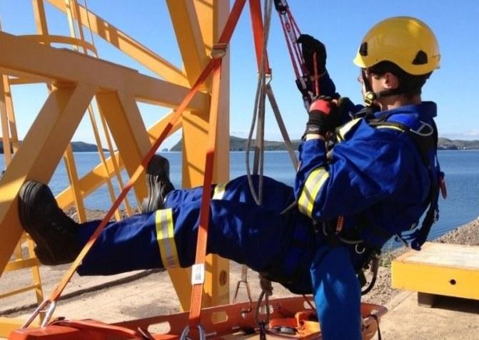 Trabalho em Altura: Por que as equipes da indústria elétrica precisam estar atentas?