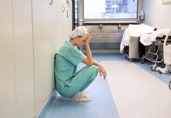 Estresse ocupacional no ambiente hospitalar: revisão das estratégias de enfrentamento dos trabalhadores de Enfermagem