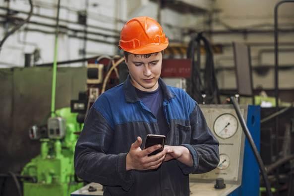 Os Riscos de Usar Celular no Ambiente de Trabalho 